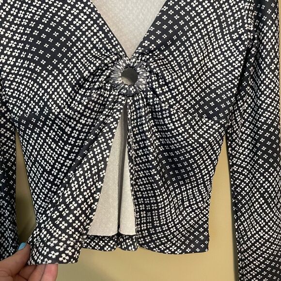 Urban Outfitters UO Black and White Clarissa Printed Plunging Flyaway Top Medium - Picture 4 of 12